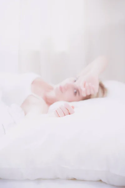 Mujer bonita acostada en su cama en casa — Foto de Stock