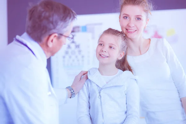 Little girl with her mother at a doctor on consultation — Stock Photo, Image