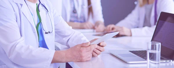 Arzt und Patient diskutieren etwas, während sie am Tisch sitzen. Medizin und Gesundheitskonzept — Stockfoto