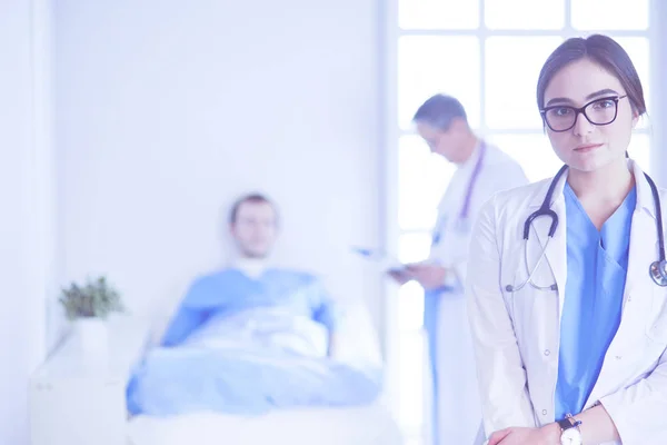 Kvinnlig läkare som använder surfplatta i sjukhusets lobby — Stockfoto