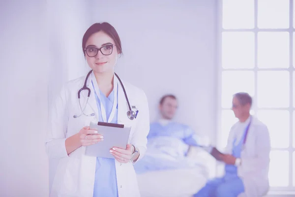 Lekarz korzystający z tabletu w holu szpitalnym — Zdjęcie stockowe