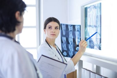 Hastanede röntgen çeken iki kadın doktor