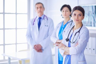 Hastane Kaza ve Acil Servis 'te duran bir grup doktor ve hemşire