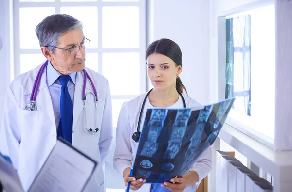 Група лікарів перевіряє рентгенівські промені в лікарні — стокове фото