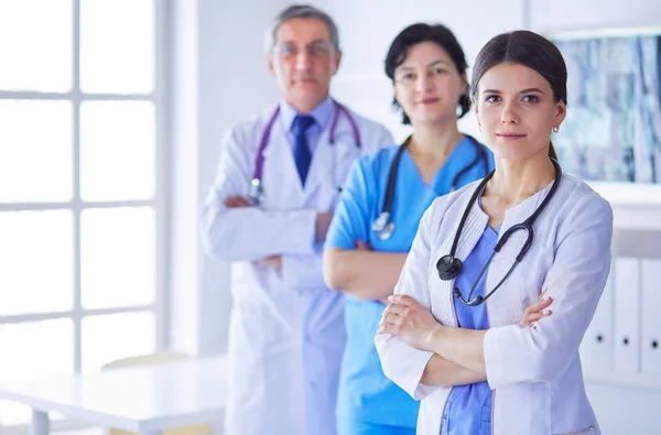 Groupe de médecins et d'infirmières debout au service des accidents et des urgences de l'hôpital — Photo