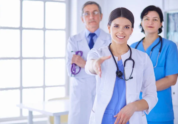 Ärztin reicht Handschlag im Krankenhaus — Stockfoto