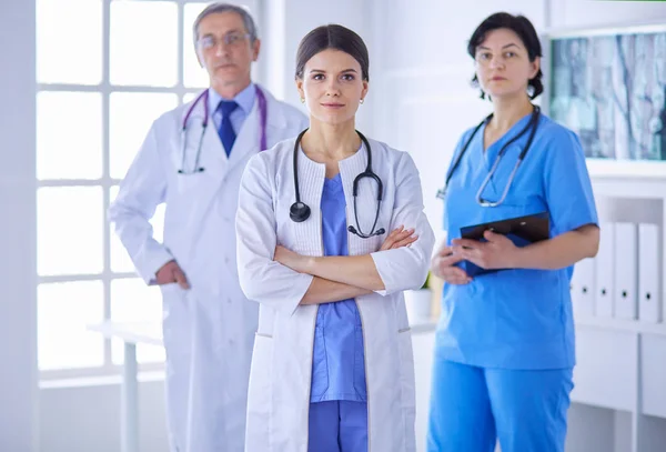 Group of doctors and nurses standing in a hospital room — Stock Photo, Image