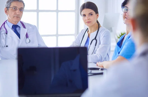 Artsen die met elkaar overleggen in een vergaderzaal van het ziekenhuis — Stockfoto