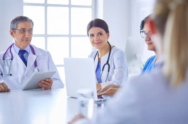 Lékaři spolu konzultují v nemocniční konferenční místnosti — Stock fotografie