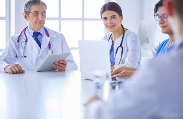 Medici che si consultano in una sala conferenze ospedaliera — Foto Stock