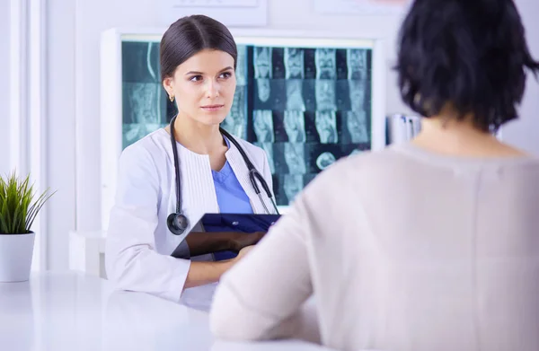 Consulenza medica. Medico femminile che tiene una paziente per la spalla, lenendo la sua paura — Foto Stock