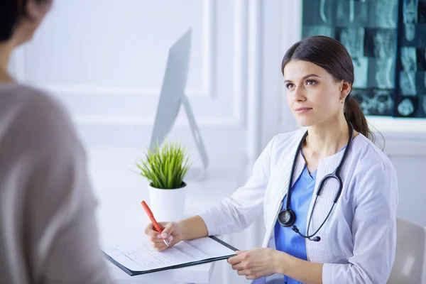 Consulenza medica in ospedale. Medico ascoltando un paziente problemi — Foto Stock