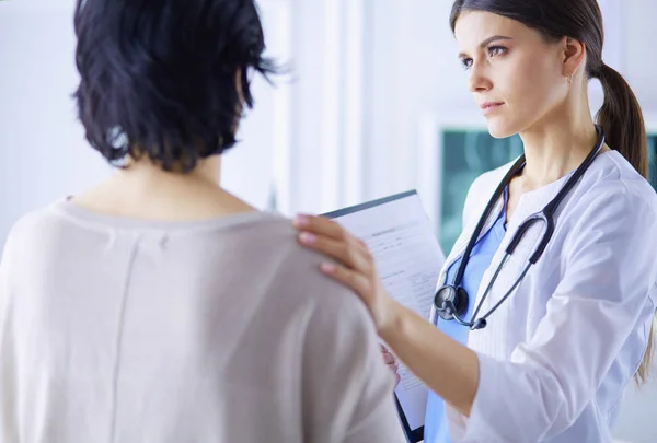 Ärztliche Beratung. Ärztin hält eine Patientin an der Schulter und beruhigt ihre Angst — Stockfoto