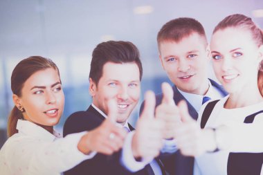 Ofiste başparmak gösterilmesini mutlu iş takım