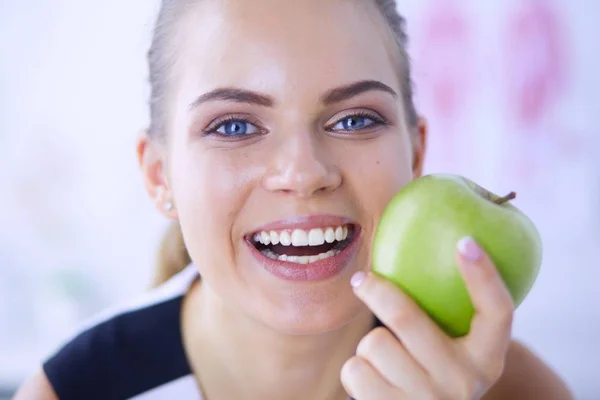 Portrait rapproché d'une femme souriante et en bonne santé à la pomme verte. — Photo