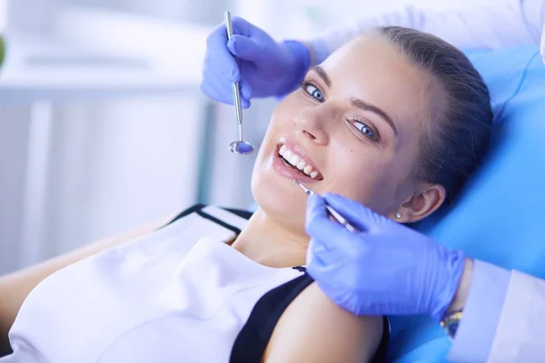 Fiatal nő nyitott szájjal fogászati vizsgálatot végez a fogorvosi rendelőben. — Stock Fotó