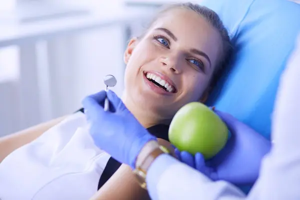 Närbild porträtt av friska leende kvinna med grönt äpple. — Stockfoto