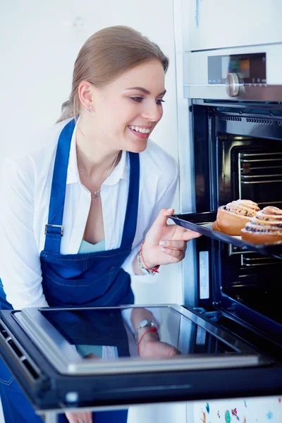 Vrouw koken holding plaat met zelfgebakken goederen — Stockfoto