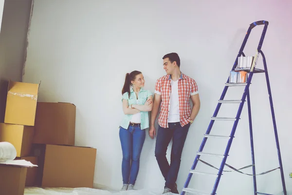 Portret van een jong koppel bewegen in nieuwe huis. Jong koppel — Stockfoto