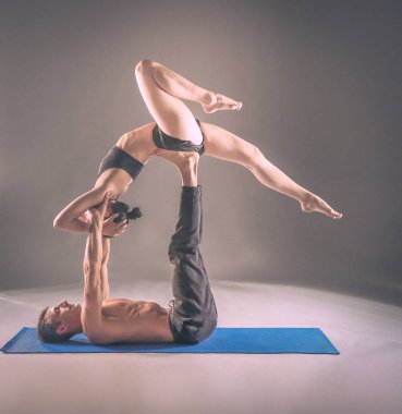 Genç çift Acro yoga mat Studio birlikte uygulamak. Acroyoga. Çift yoga. Ortak yoga.