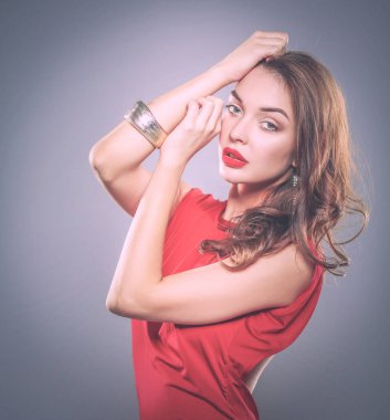 Bizi bekleyen bir kırmızı elbise giyen genç kadın