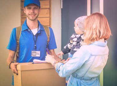Hediye kutusu ile konfeti kutlama partisinde güzel mutlu kadınla. Doğum günü veya yeni yıl arifesi kavramı kutlama
