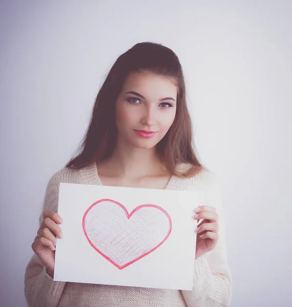 Retrato de una joven hermosa mujer mostrando una tarjeta de regalo. Día de San Valentín — Foto de Stock