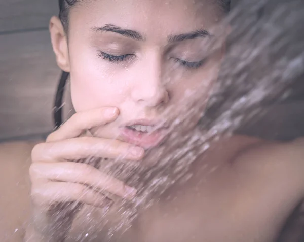 Jonge beautyful vrouw onder de douche in de badkamer. — Stockfoto