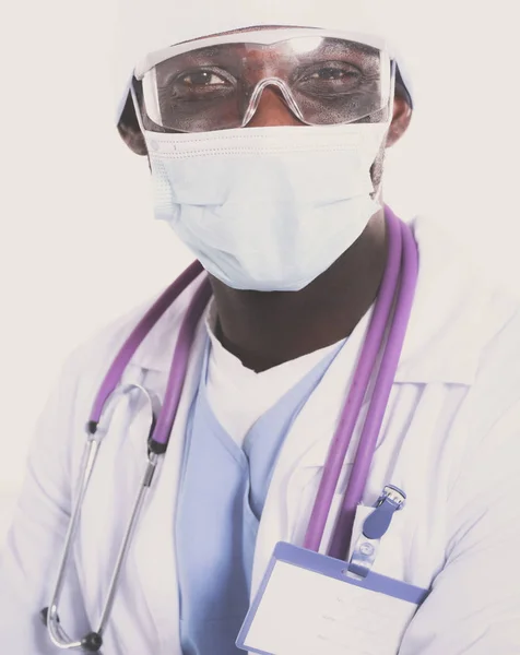 Ritratto di medico con maschera e uniforme. isolato su sfondo bianco. Dottore.. — Foto Stock