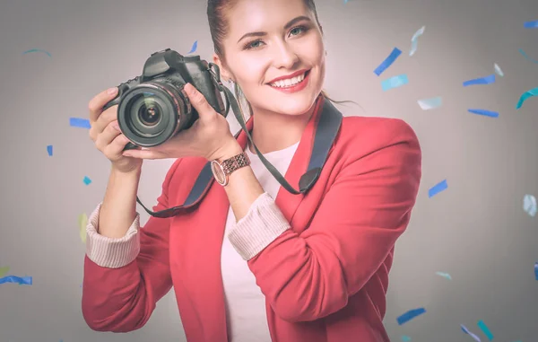 Bella donna felice con macchina fotografica alla festa di festa con coriandoli. Compleanno o Capodanno celebrando concetto — Foto Stock