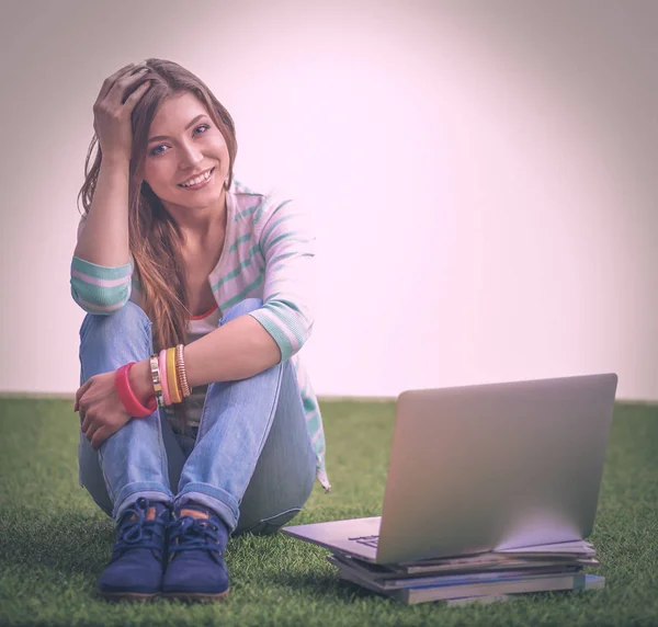 kadının okuma kitabı yeşil çimenlerin üzerinde oturur