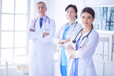 Hastane Kaza ve Acil Servis 'te duran bir grup doktor ve hemşire