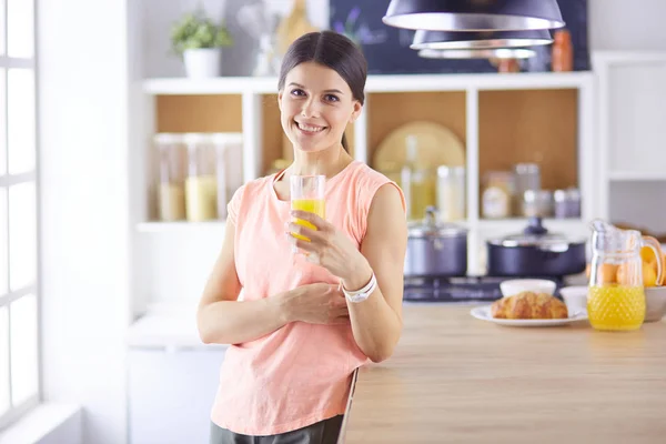 Porträtt av en vacker kvinna som håller glas med välsmakande juice . — Stockfoto