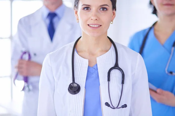 Groupe de médecins et d'infirmières debout au service des accidents et des urgences de l'hôpital — Photo