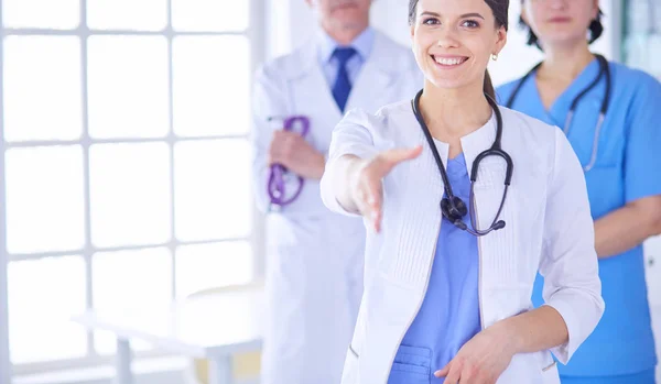 Vrouwelijke arts biedt een handdruk in het ziekenhuis — Stockfoto