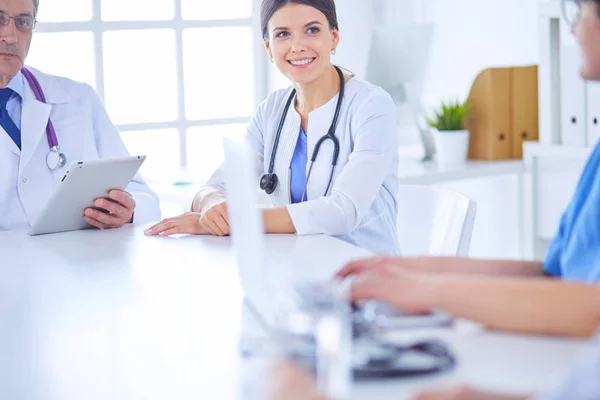 Medici che si consultano in una sala conferenze ospedaliera — Foto Stock