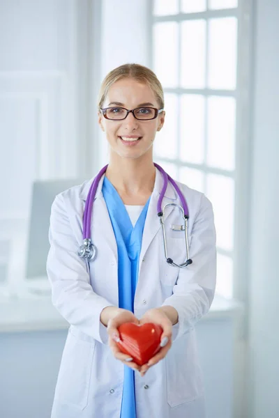 Dottore con stetoscopio che tiene il cuore, isolato su sfondo bianco — Foto Stock