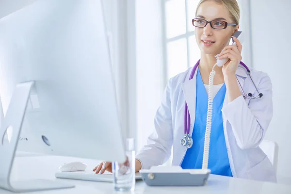 Female doctor having a phone call on medical office — Stock Photo, Image