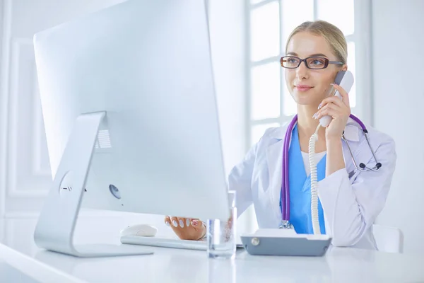 Female doctor having a phone call on medical office — Stock Photo, Image