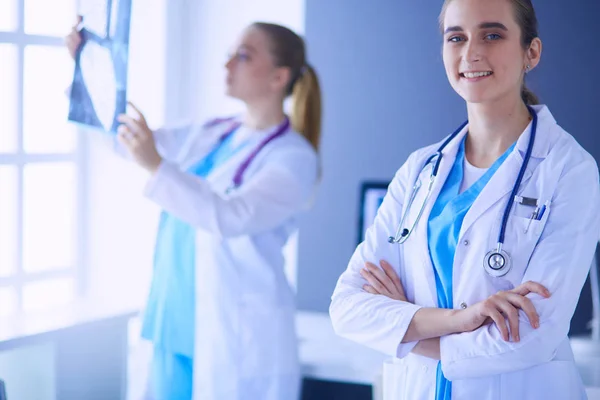 Gesneden opname van twee jonge artsen vrouw met stethoscoop. — Stockfoto