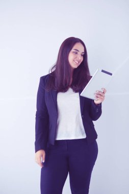 Genç iş kadını onun elinde dijital tablet ile gülümseyen portresi.