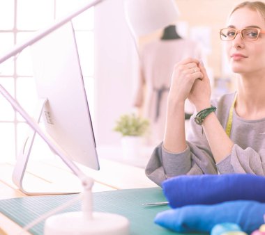 moda tasarımcısı olarak stüdyonun tasarımları üzerinde çalışıyor