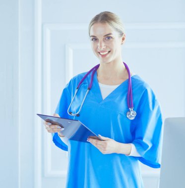 Üniformalı bir dosyayla gülümseyen kadın doktor