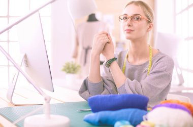 moda tasarımcısı olarak stüdyonun tasarımları üzerinde çalışıyor