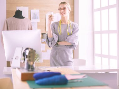 Stüdyoda çalışan modern genç moda tasarımcısı