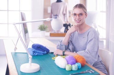 Modern ofiste çalışan profesyonel kadın moda tasarımcısı.