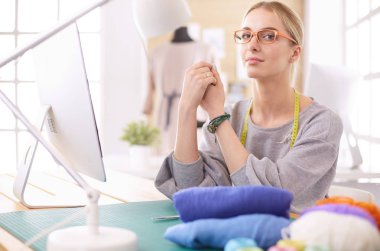 moda tasarımcısı olarak stüdyonun tasarımları üzerinde çalışıyor