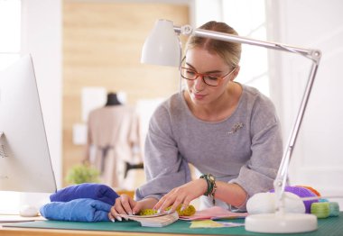 Genç, yaratıcı terzi, stil sahibi, terzi konsepti..