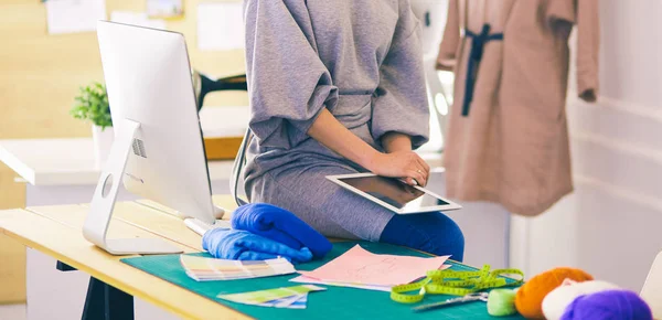 Moteunge designerkvinne som måler en kjole – stockfoto