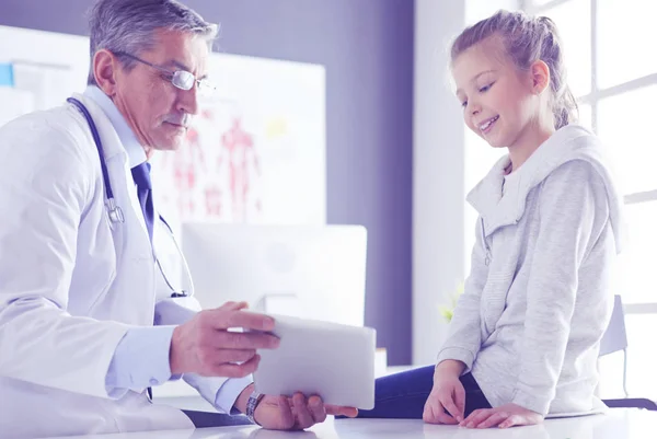 Retrato de una linda niña y su médico en el hospital . — Foto de Stock